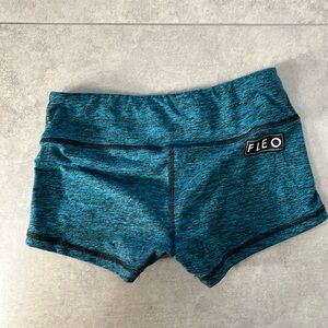 Fleo shorts size small